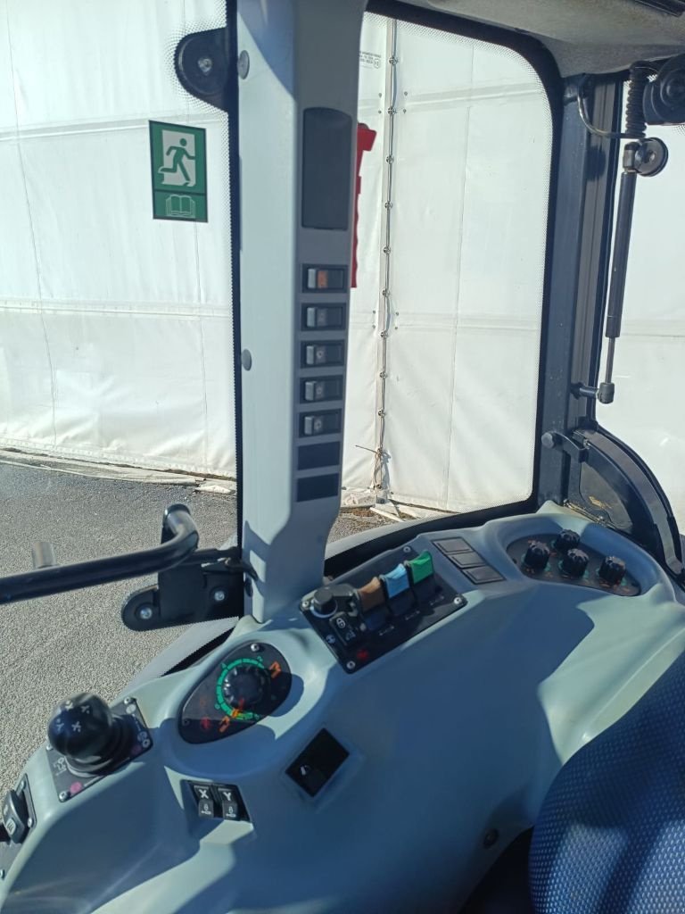 Traktor des Typs New Holland T4.80 F, Gebrauchtmaschine in Lérouville (Bild 7)