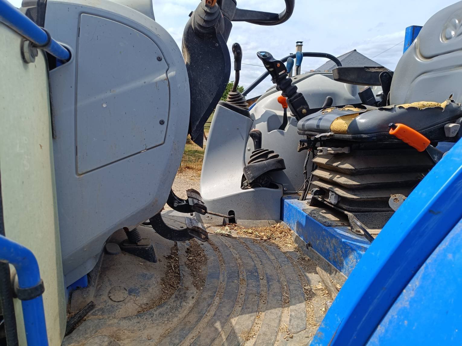 Traktor des Typs New Holland T4.85DC, Gebrauchtmaschine in Le Horps (Bild 4)