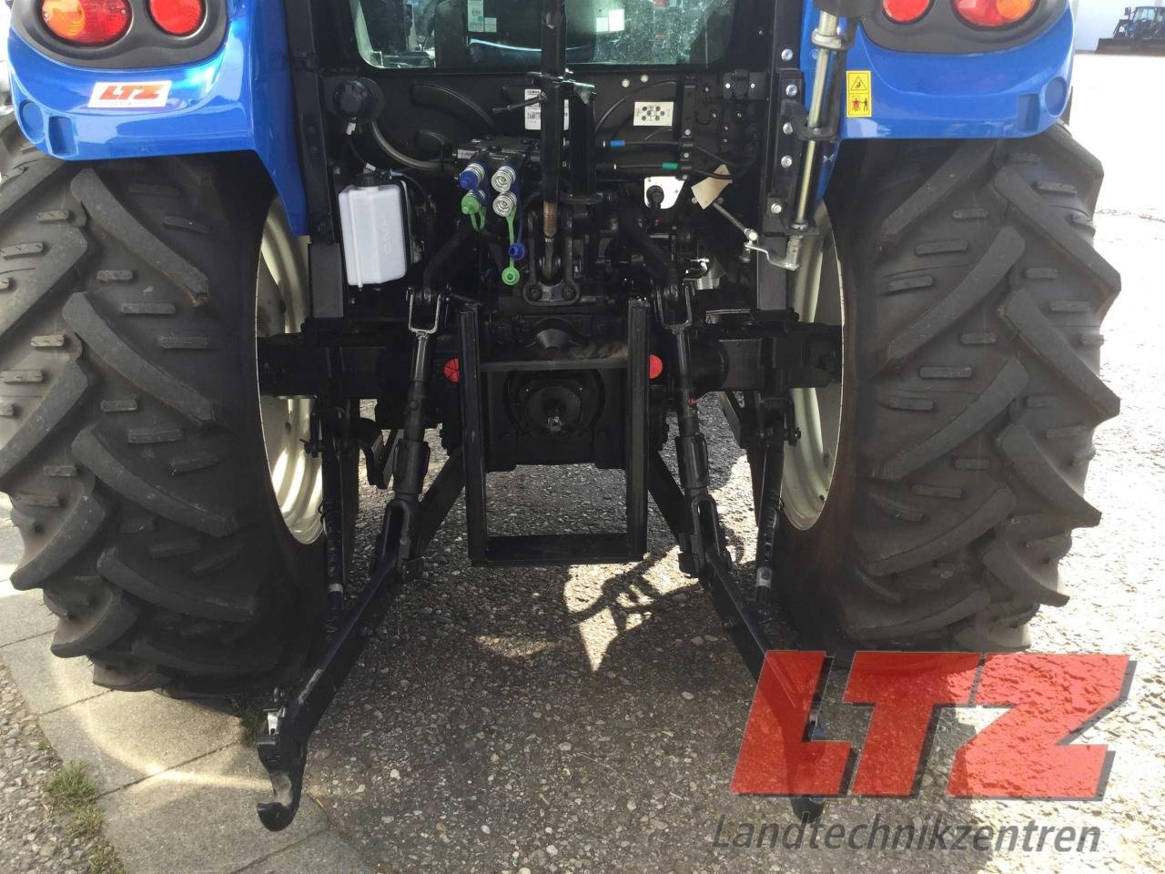 Traktor of the type New Holland T4S.55 CAB 4WD STAGE V, Neumaschine in Ampfing (Picture 2)