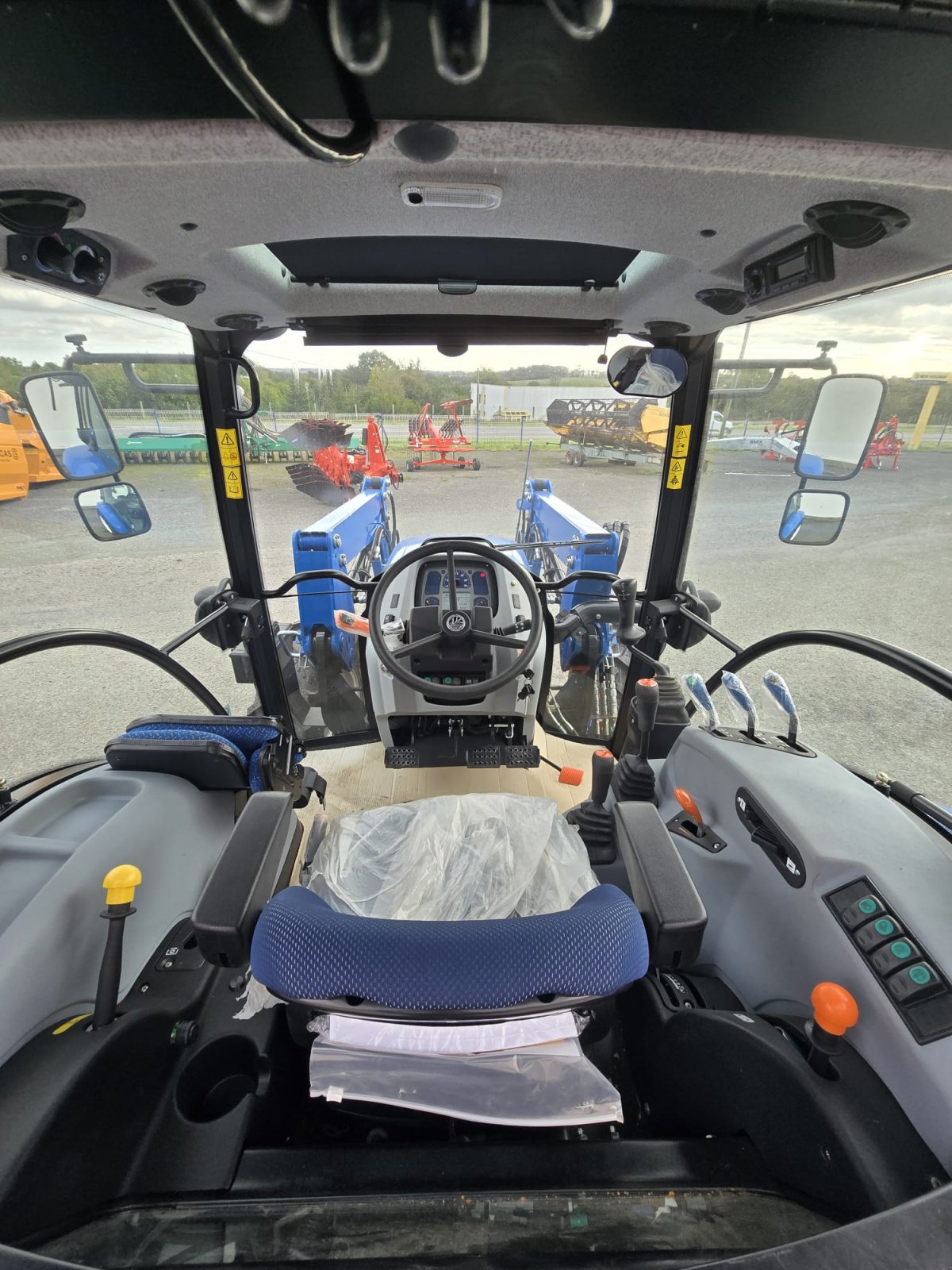 Traktor des Typs New Holland T4S.75, Gebrauchtmaschine in CONDE SUR VIRE (Bild 5)