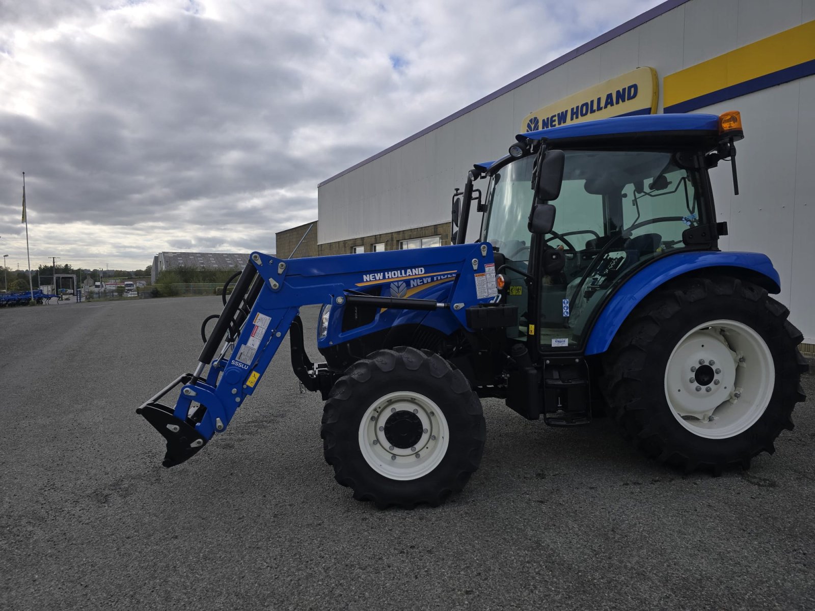 Traktor des Typs New Holland T4S.75, Gebrauchtmaschine in CONDE SUR VIRE (Bild 2)