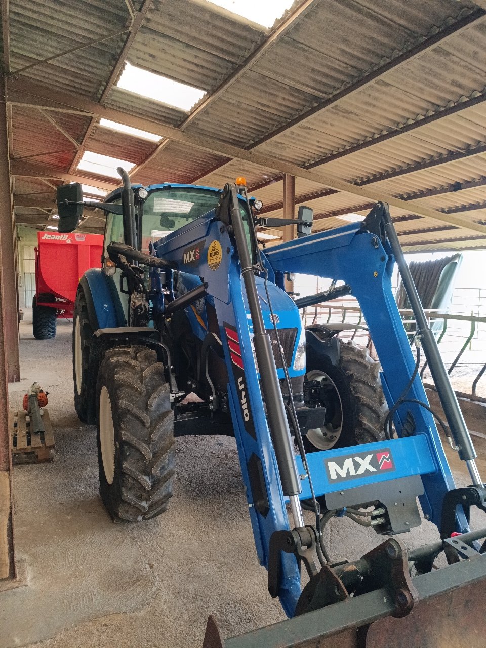 Traktor от тип New Holland T5 105 Dual command, Gebrauchtmaschine в MANDRES-SUR-VAIR (Снимка 4)