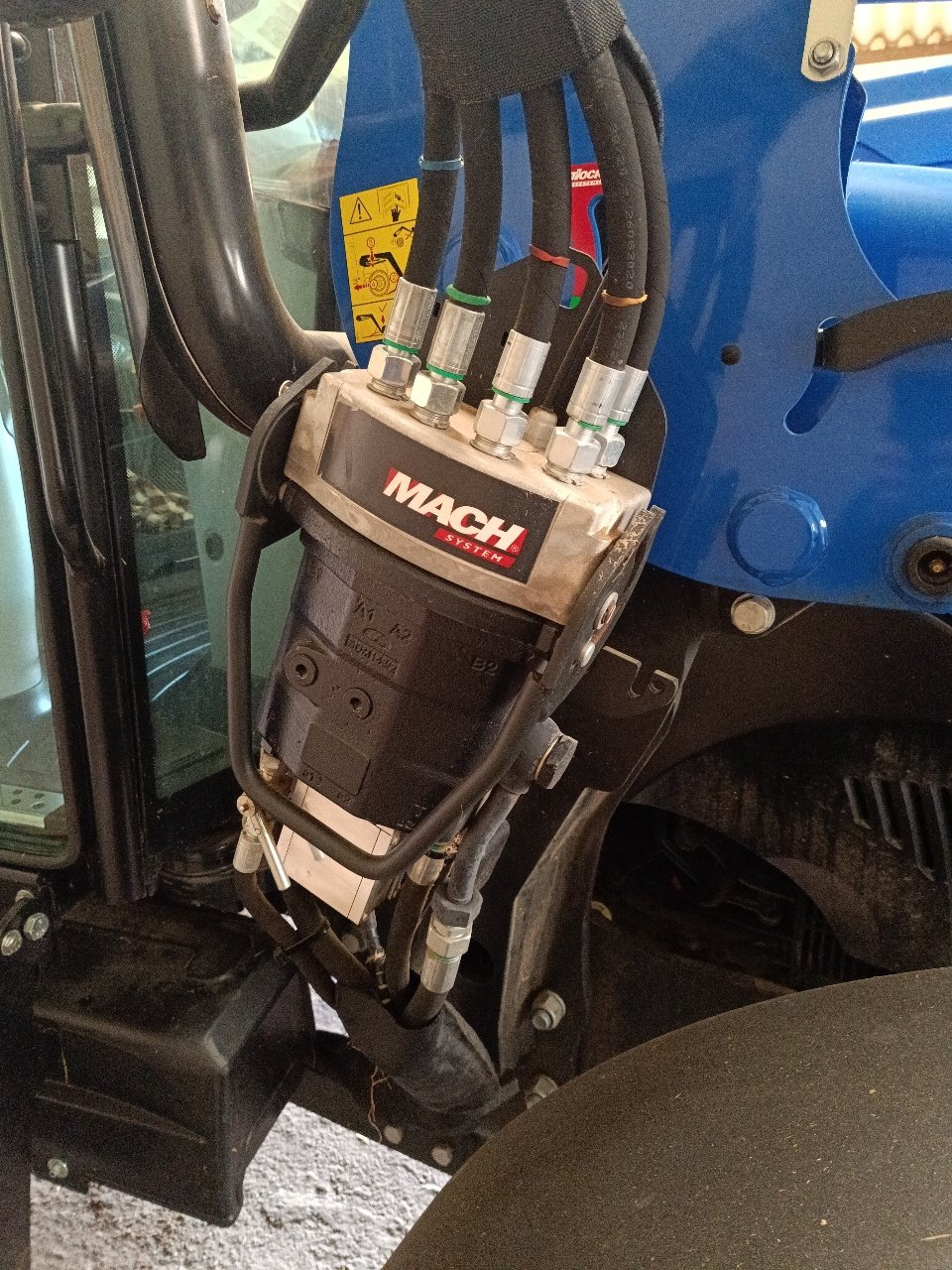 Traktor от тип New Holland T5 105 Dual command, Gebrauchtmaschine в MANDRES-SUR-VAIR (Снимка 11)