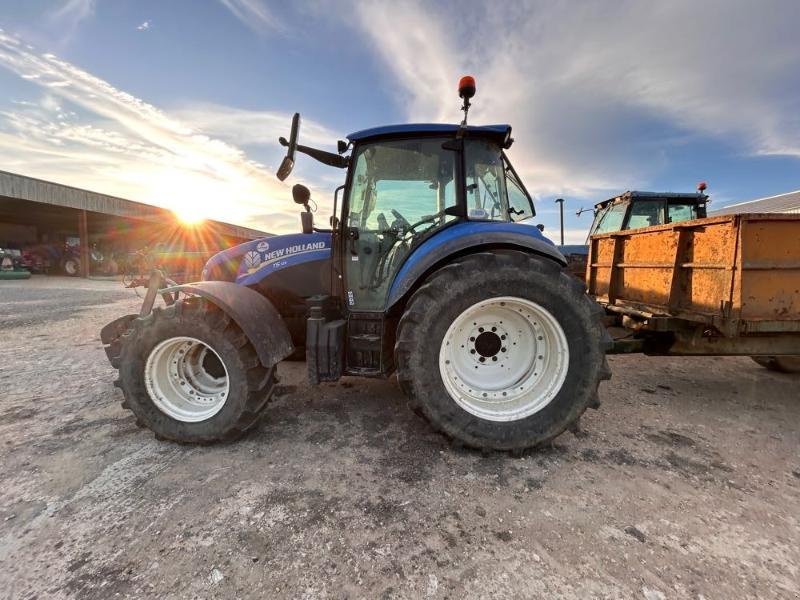 Traktor typu New Holland T5-105DC, Gebrauchtmaschine w ANTIGNY (Zdjęcie 3)
