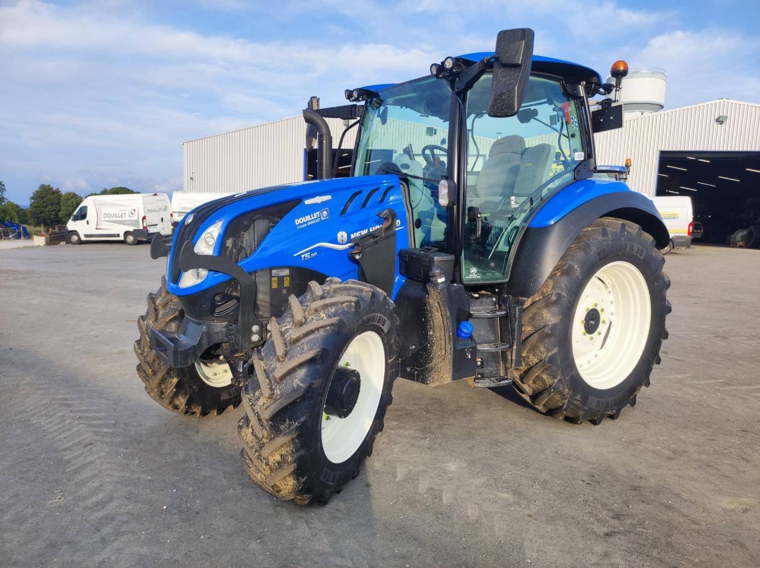 Traktor des Typs New Holland T5 110 AC, Gebrauchtmaschine in Laval (Bild 1)