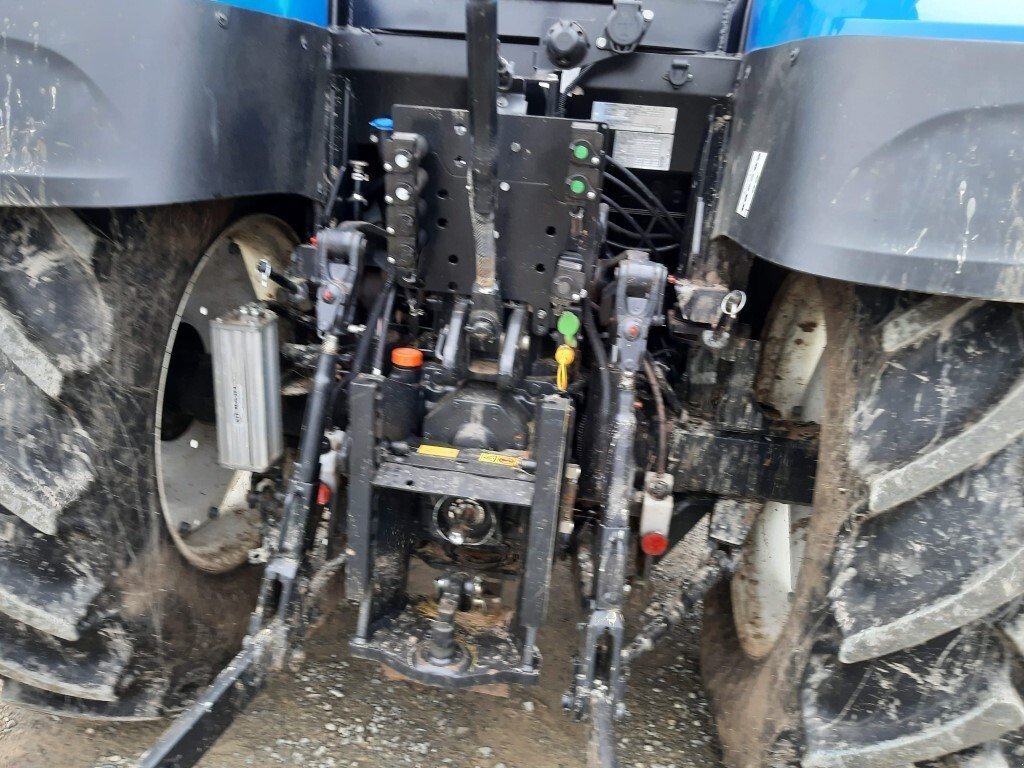 Traktor des Typs New Holland T5 110 AC, Gebrauchtmaschine in Laval (Bild 11)