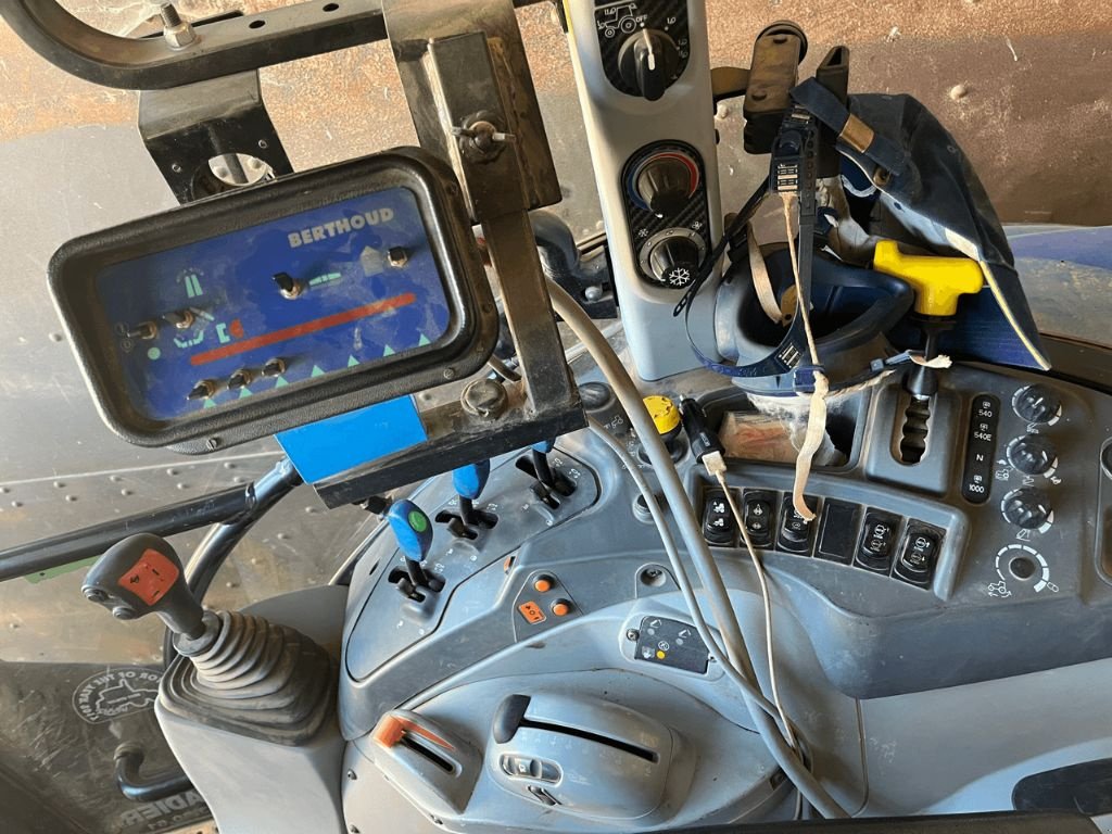 Traktor Türe ait New Holland T5 120 ELECTRO, Gebrauchtmaschine içinde ENNEZAT (resim 5)