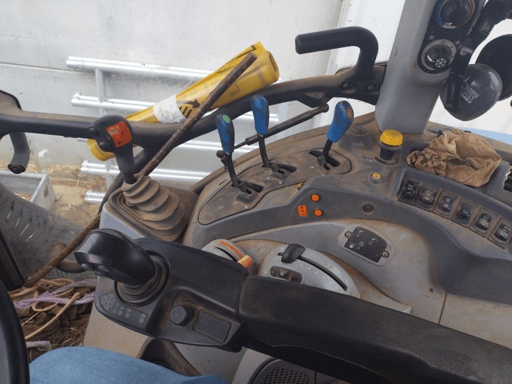 Traktor Türe ait New Holland T5 120 ELECTRO, Gebrauchtmaschine içinde ENNEZAT (resim 4)