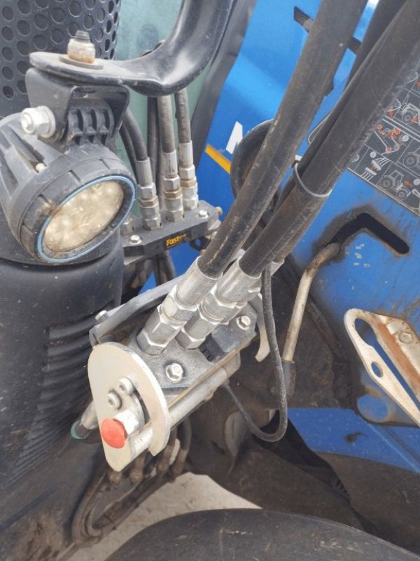 Traktor Türe ait New Holland T5 120 ELECTRO, Gebrauchtmaschine içinde ENNEZAT (resim 5)