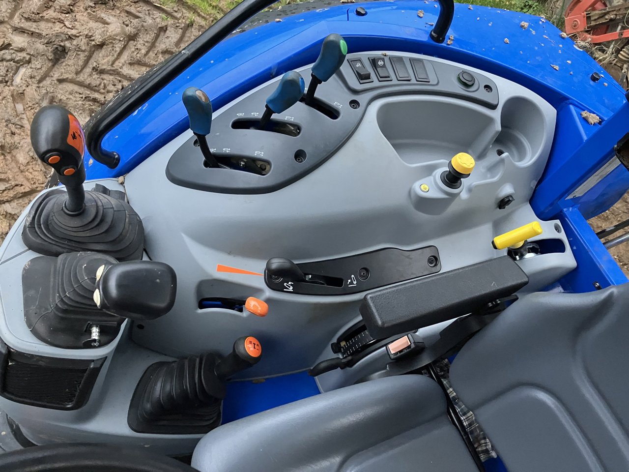 Traktor Türe ait New Holland T5 120, Gebrauchtmaschine içinde MORLHON LE HAUT (resim 11)