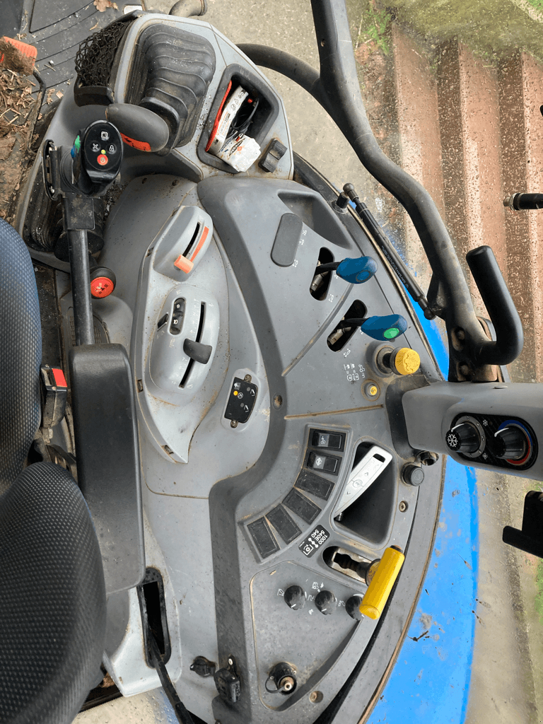 Traktor des Typs New Holland T5 95 DUAL COMMAND, Gebrauchtmaschine in TREMEUR (Bild 4)
