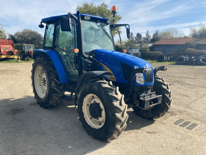 Traktor des Typs New Holland T5050 DUAL COMMAND, Gebrauchtmaschine in TREMEUR