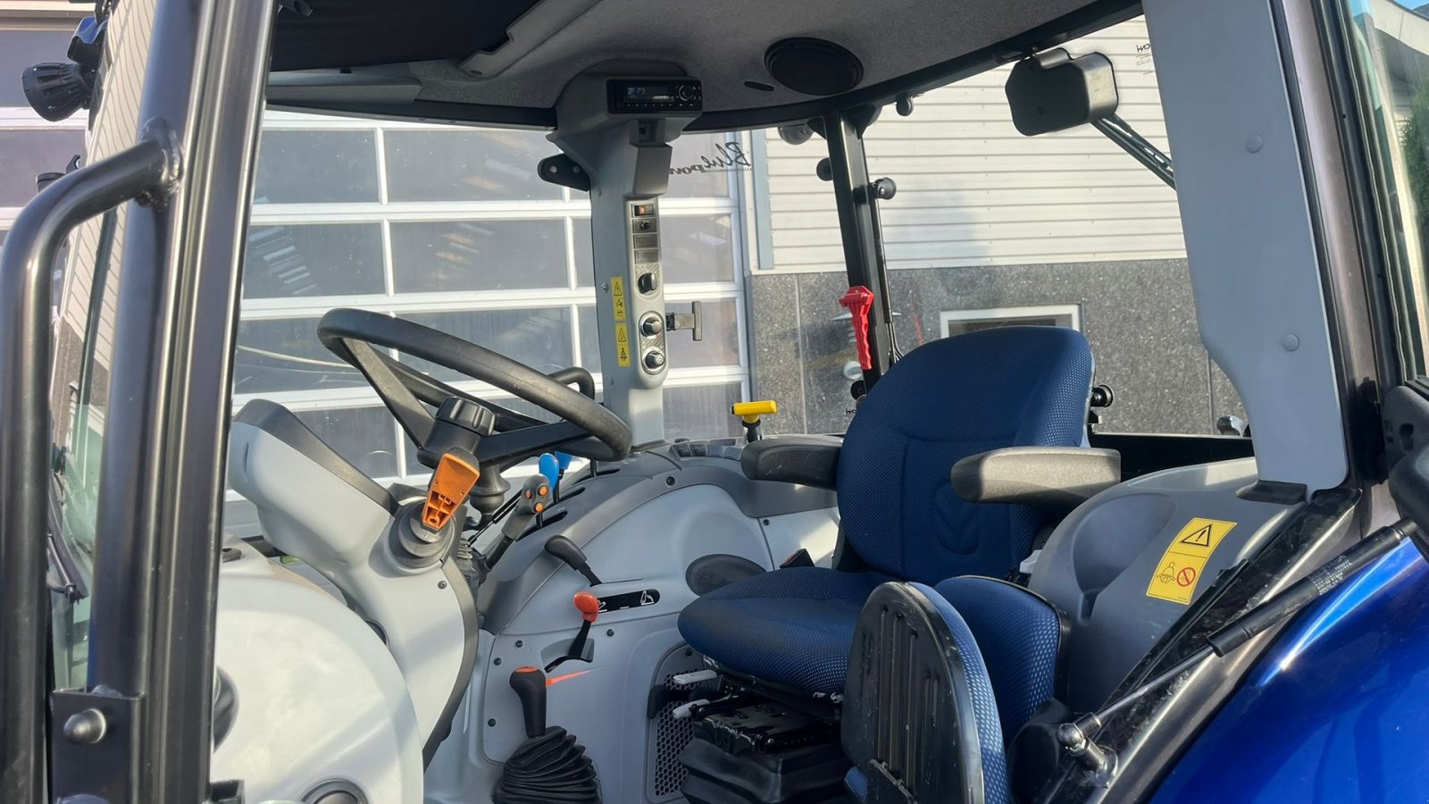 Traktor Türe ait New Holland T5.100 Blue Power udstyrs model, med brede hjul, frontlift og ekstra lys., Gebrauchtmaschine içinde Lintrup (resim 4)