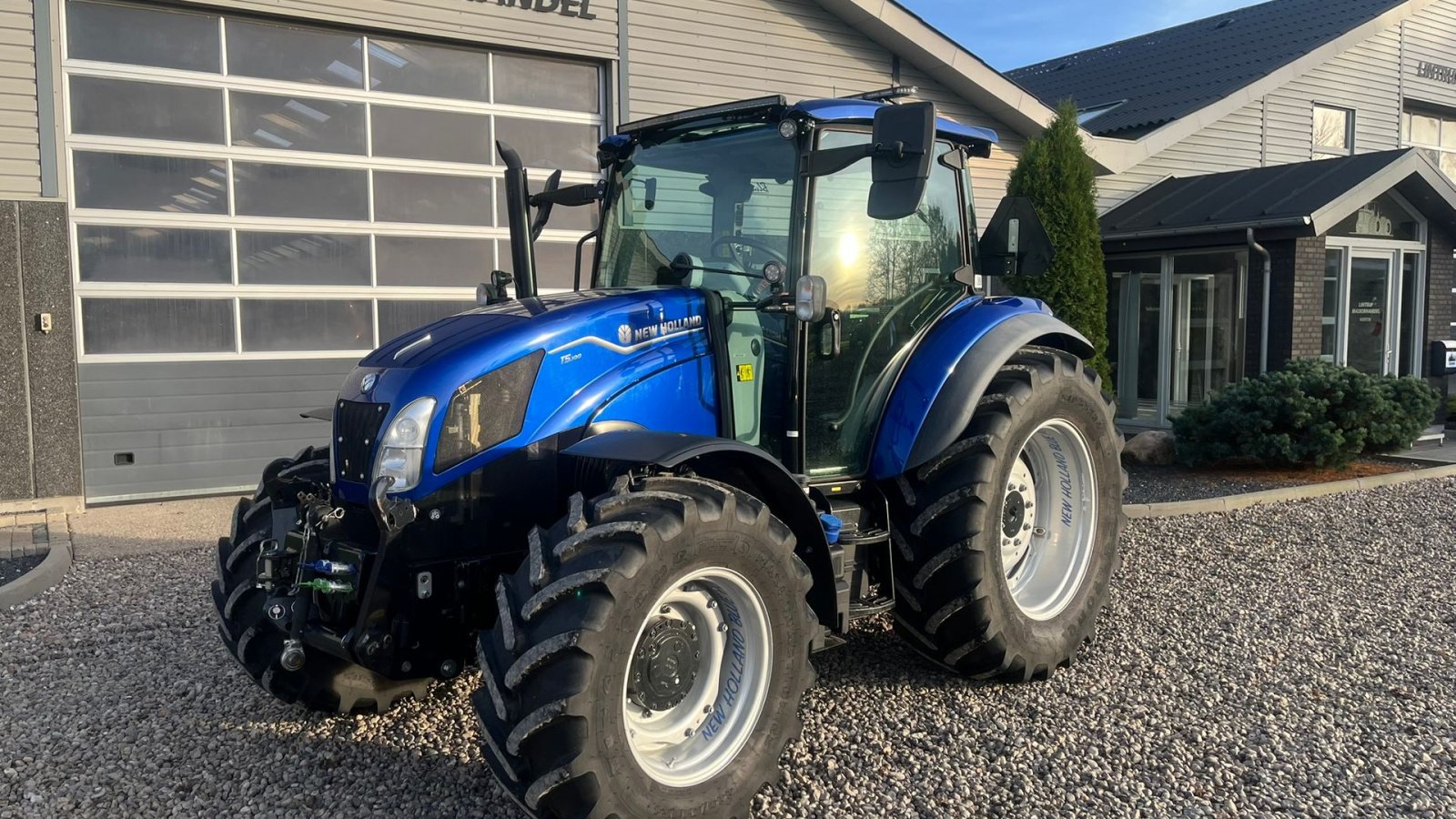 Traktor Türe ait New Holland T5.100 Blue Power udstyrs model, med brede hjul, frontlift og ekstra lys., Gebrauchtmaschine içinde Lintrup (resim 7)