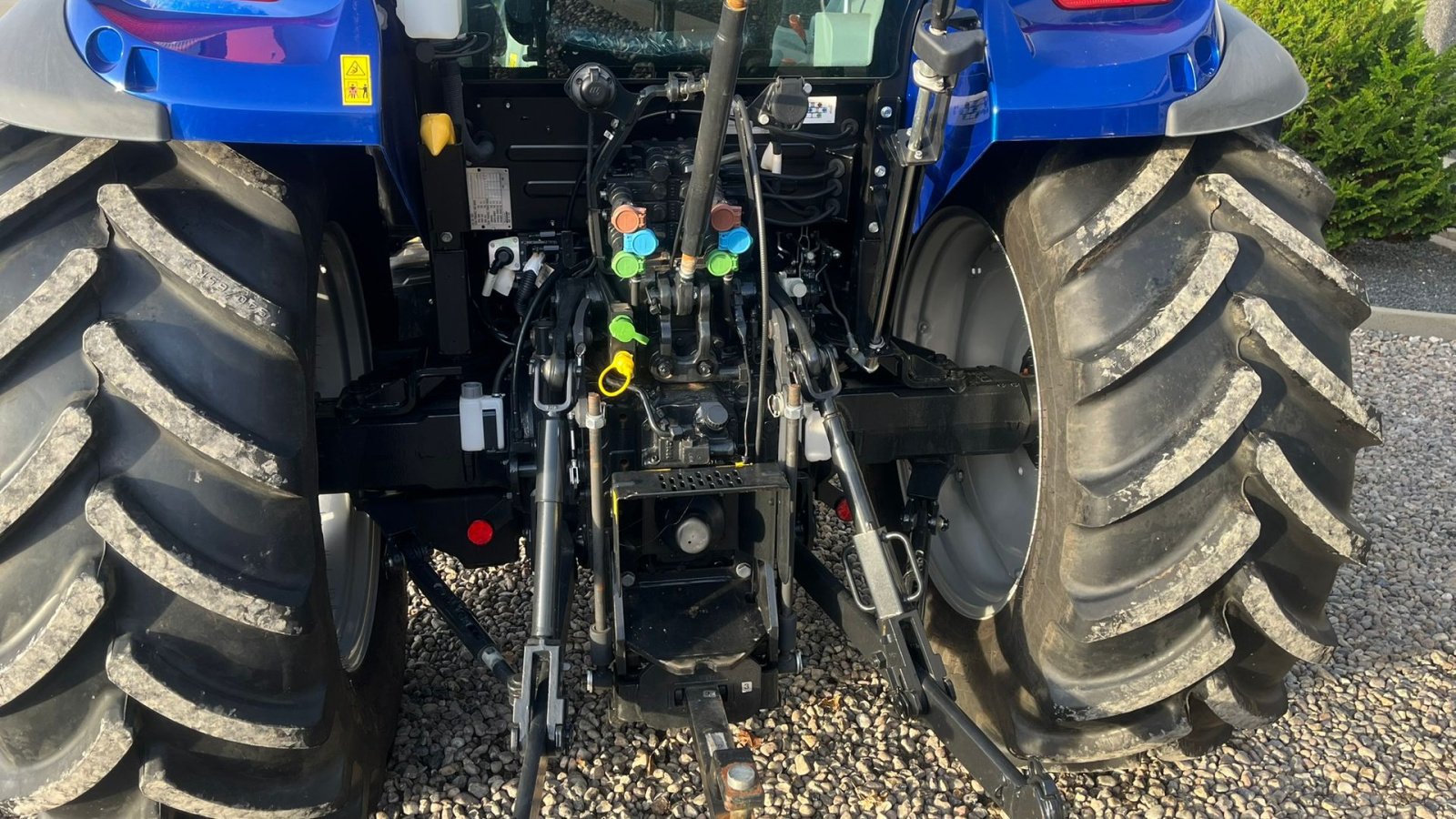 Traktor Türe ait New Holland T5.100 Blue Power udstyrs model, med brede hjul, frontlift og ekstra lys., Gebrauchtmaschine içinde Lintrup (resim 10)