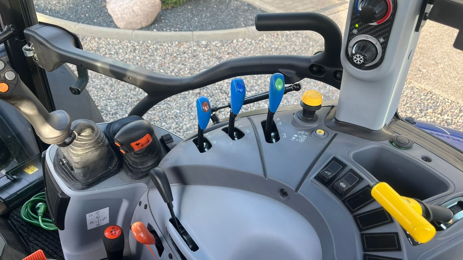 Traktor Türe ait New Holland T5.100 Blue Power udstyrs model, med brede hjul, frontlift og ekstra lys., Gebrauchtmaschine içinde Lintrup (resim 5)