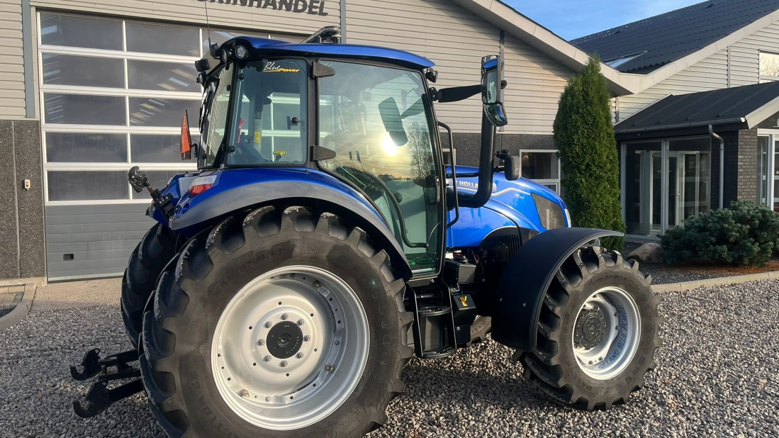 Traktor Türe ait New Holland T5.100 Blue Power udstyrs model, med brede hjul, frontlift og ekstra lys., Gebrauchtmaschine içinde Lintrup (resim 18)