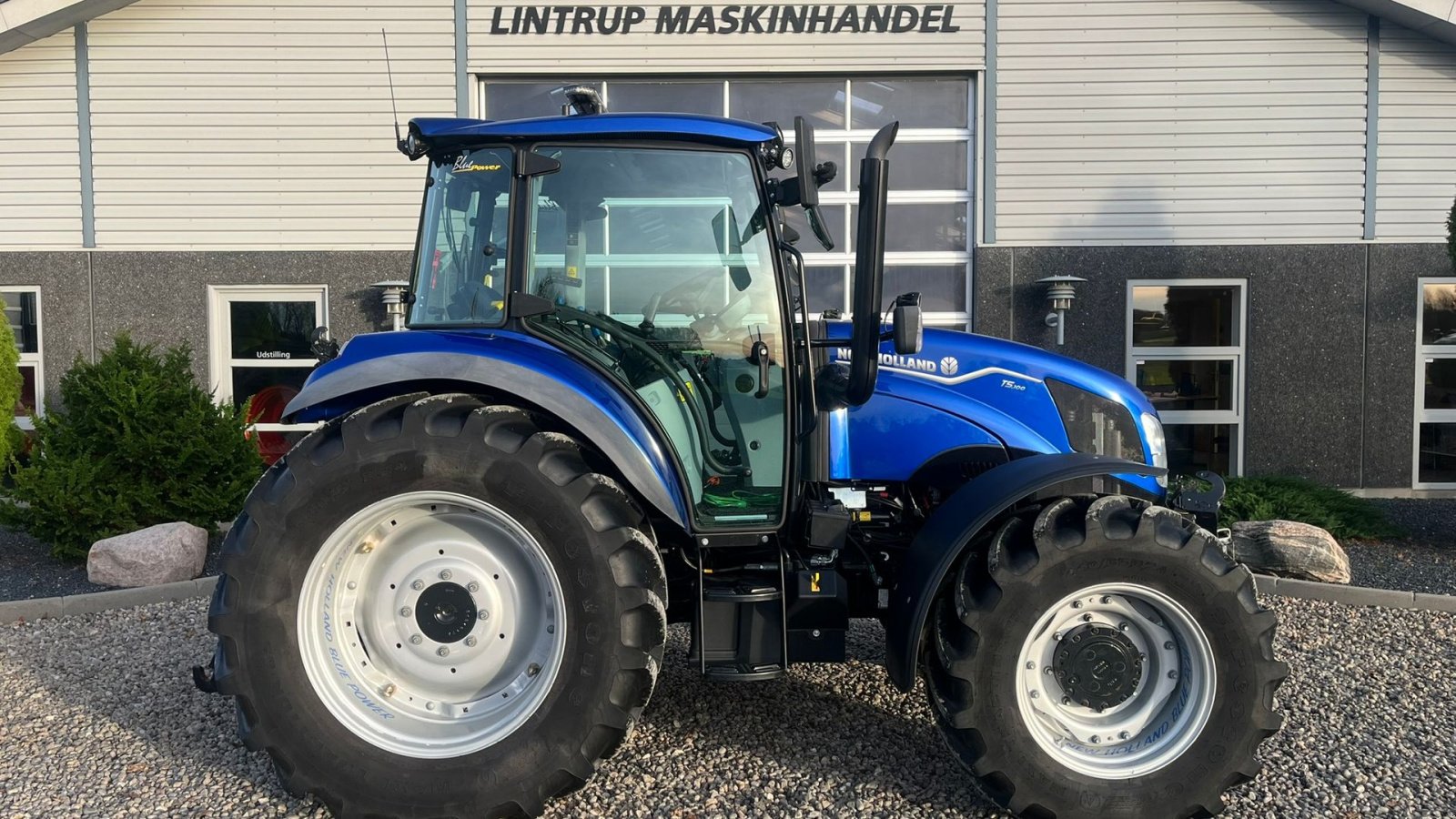 Traktor Türe ait New Holland T5.100 Blue Power udstyrs model, med brede hjul, frontlift og ekstra lys., Gebrauchtmaschine içinde Lintrup (resim 2)