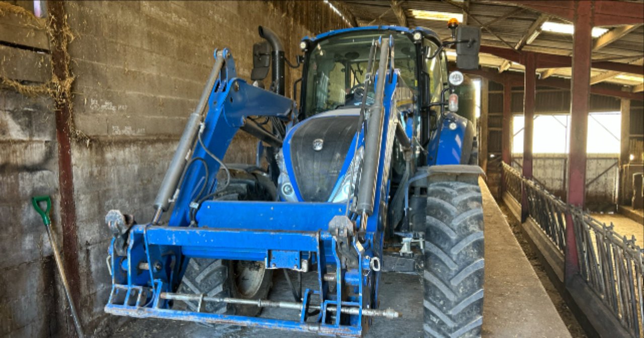 Traktor of the type New Holland T5.100 EC, Gebrauchtmaschine in Lalœuf (Picture 1)