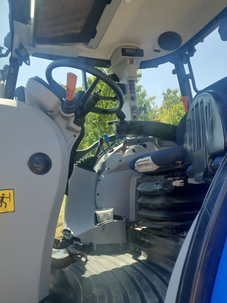 Traktor van het type New Holland T5.100 EC, Gebrauchtmaschine in VILLAINES LA JUHEL (Foto 4)