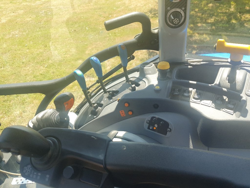 Traktor van het type New Holland T5.100 EC, Gebrauchtmaschine in VILLAINES LA JUHEL (Foto 3)