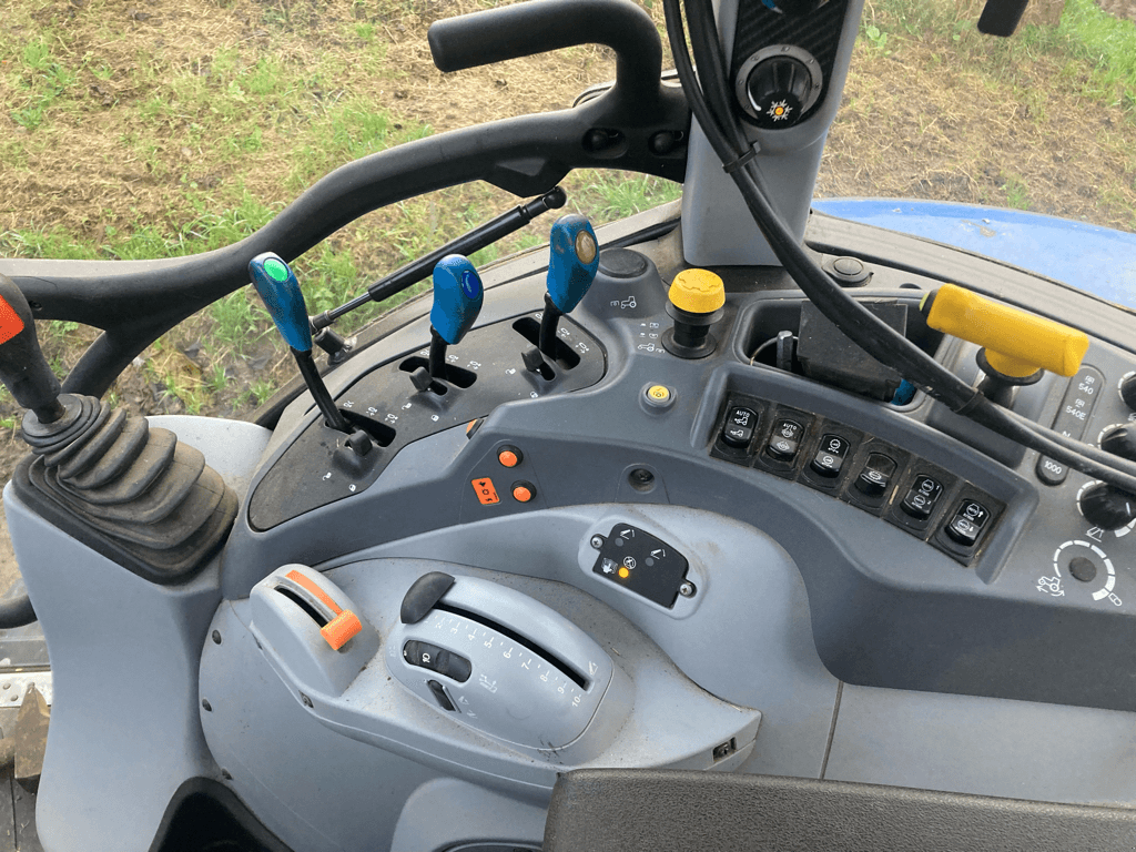 Traktor typu New Holland T5.100 EC, Gebrauchtmaschine w CONDE SUR VIRE (Zdjęcie 5)