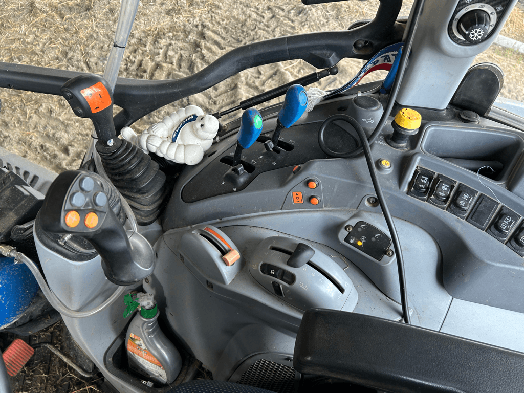 Traktor del tipo New Holland T5.100 EVOLUTION, Gebrauchtmaschine en TREMEUR (Imagen 6)