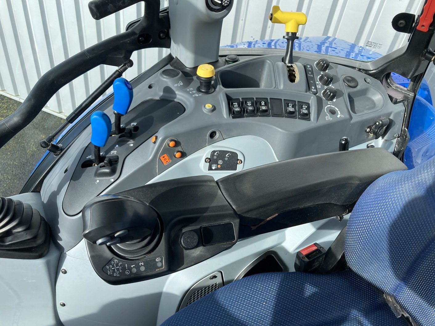 Traktor типа New Holland T5.100 EVOLUTION, Gebrauchtmaschine в TREMEUR (Фотография 10)