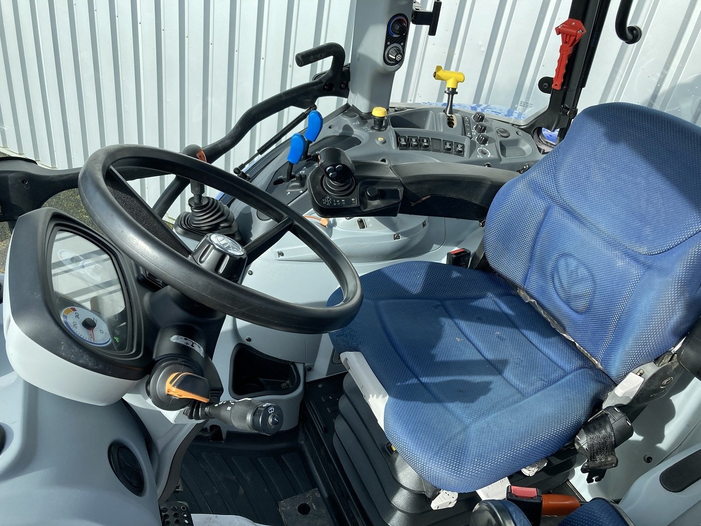 Traktor типа New Holland T5.100 EVOLUTION, Gebrauchtmaschine в TREMEUR (Фотография 9)