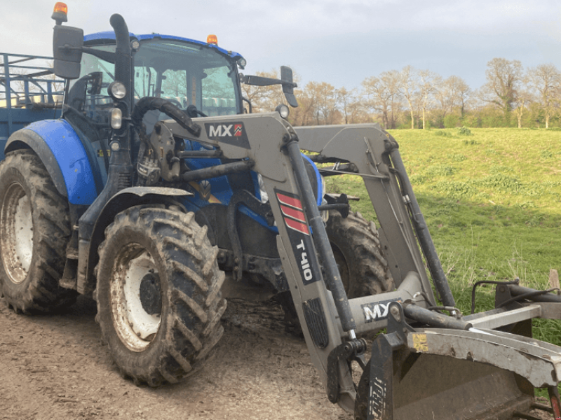 Traktor of the type New Holland T5.100 EVOLUTION, Gebrauchtmaschine in CONDE SUR VIRE (Picture 1)