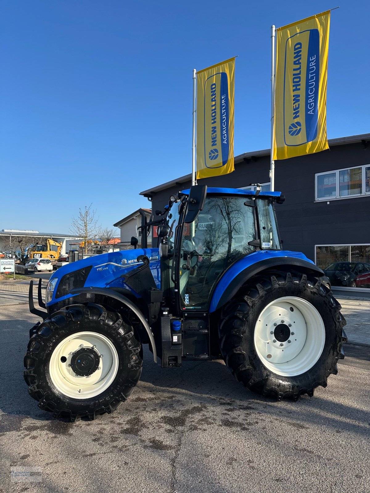 Traktor of the type New Holland T5.100, Neumaschine in Malterdingen (Picture 5)