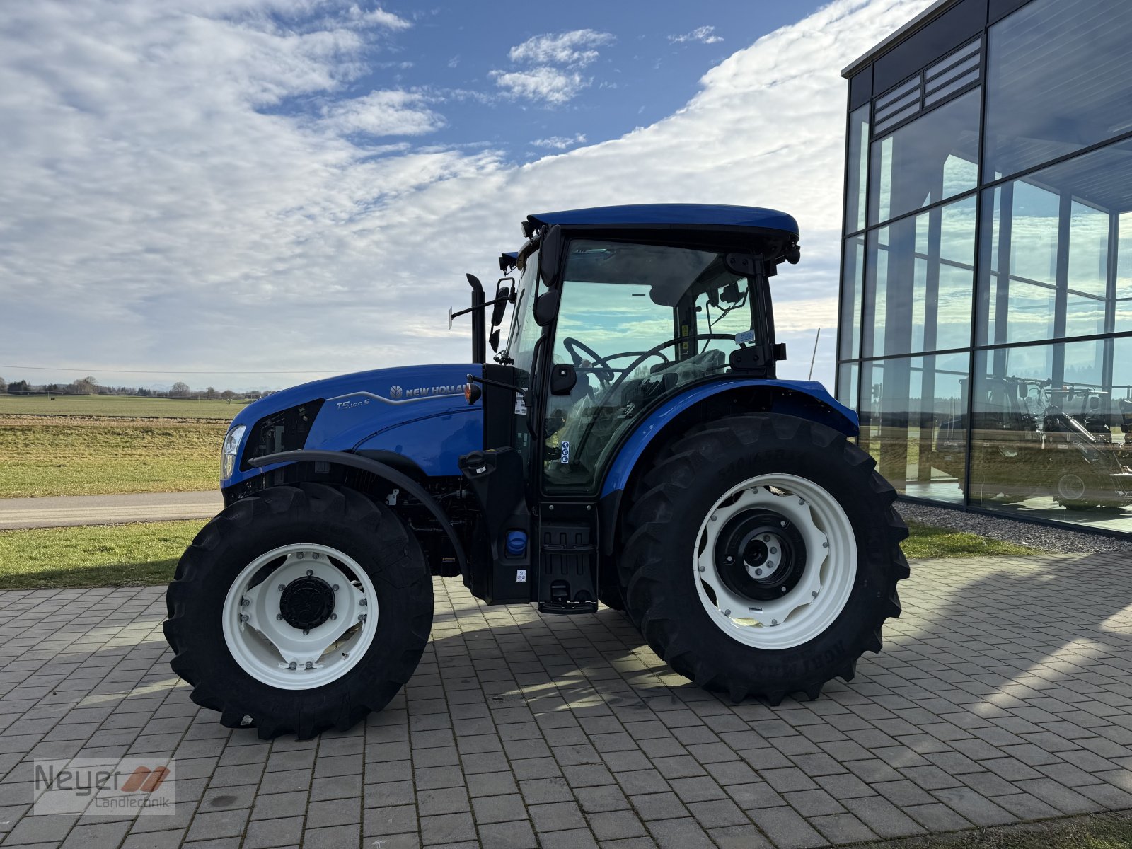 Traktor des Typs New Holland T5.100S, Neumaschine in Bad Waldsee Mennisweiler (Bild 5)