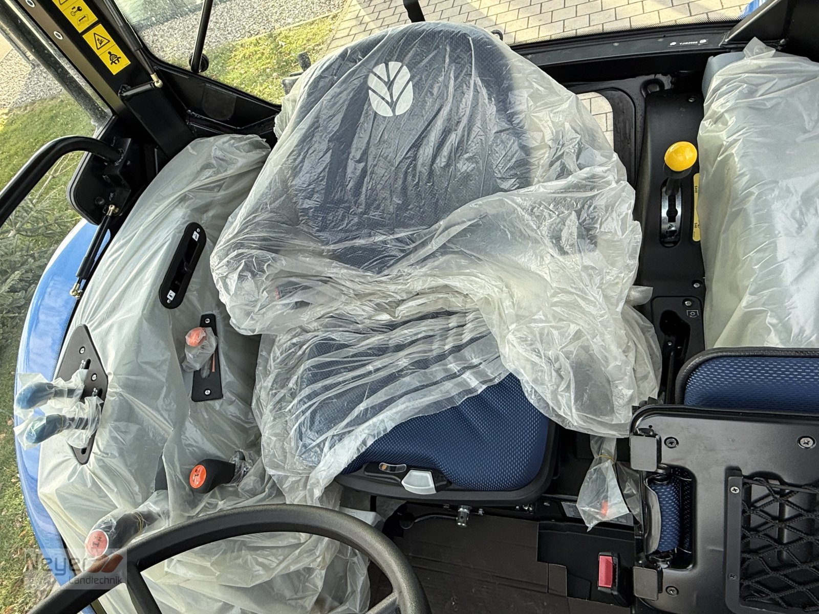 Traktor des Typs New Holland T5.100S, Neumaschine in Bad Waldsee Mennisweiler (Bild 6)