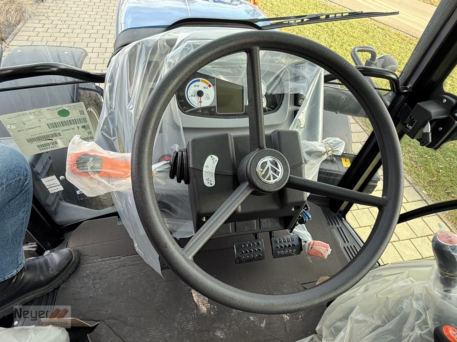 Traktor des Typs New Holland T5.100S, Neumaschine in Bad Waldsee Mennisweiler (Bild 7)