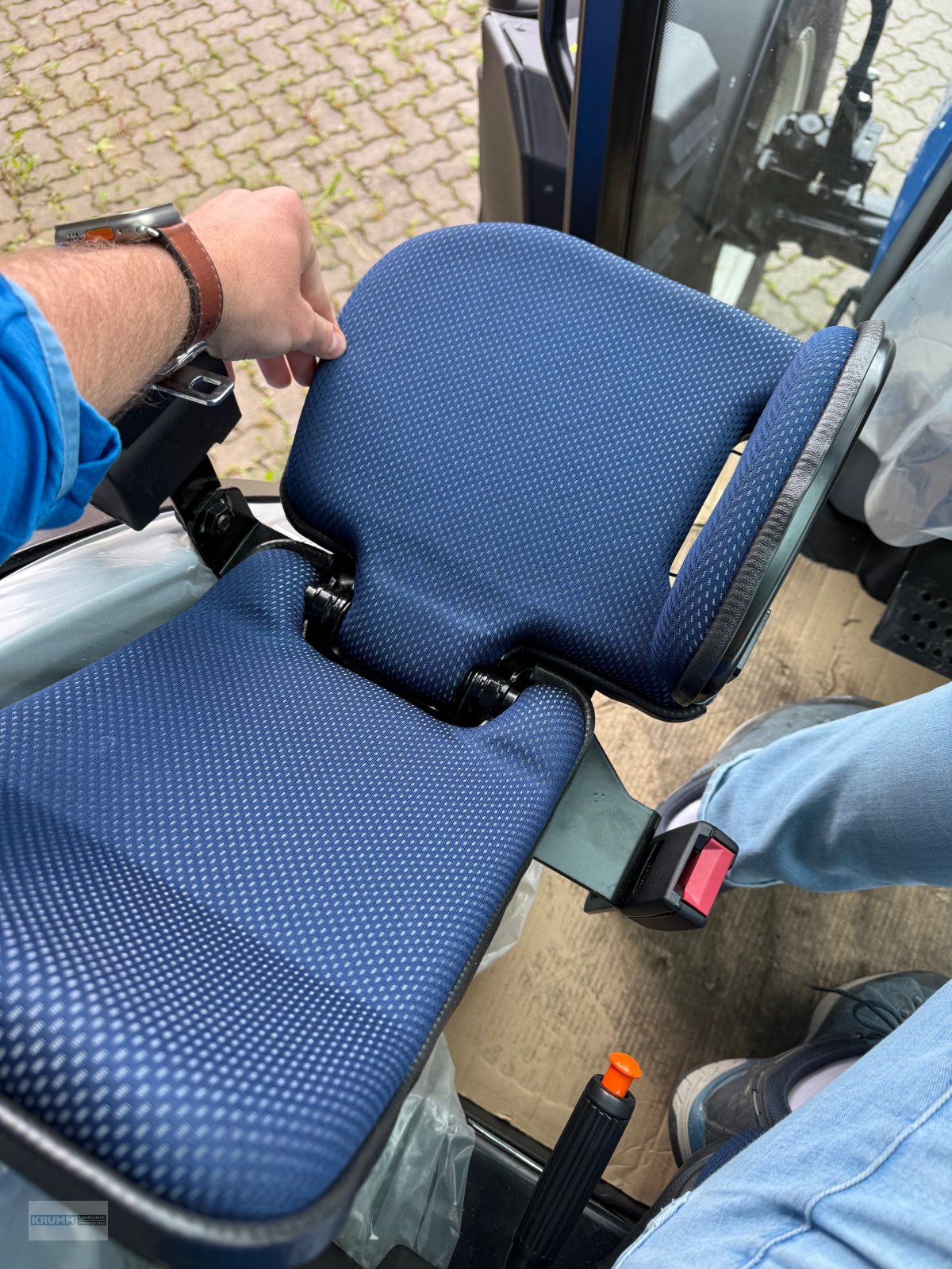 Traktor of the type New Holland t5.100s, Neumaschine in Malterdingen (Picture 9)