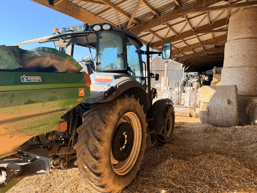 Traktor du type New Holland T5.105 ELECTRO COMMAND, Gebrauchtmaschine en TREMEUR (Photo 3)