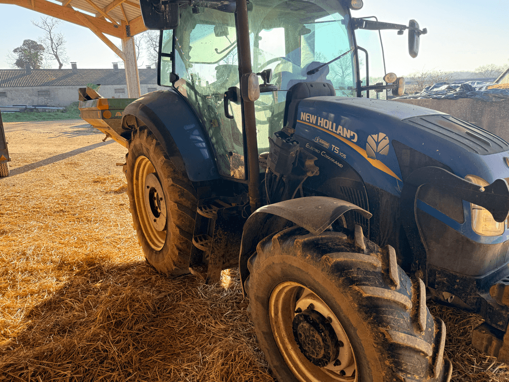 Traktor du type New Holland T5.105 ELECTRO COMMAND, Gebrauchtmaschine en TREMEUR (Photo 2)