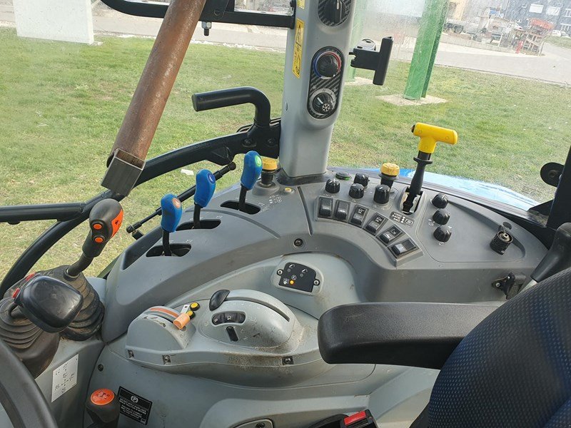 Traktor des Typs New Holland T5.115, Gebrauchtmaschine in Chavornay (Bild 5)