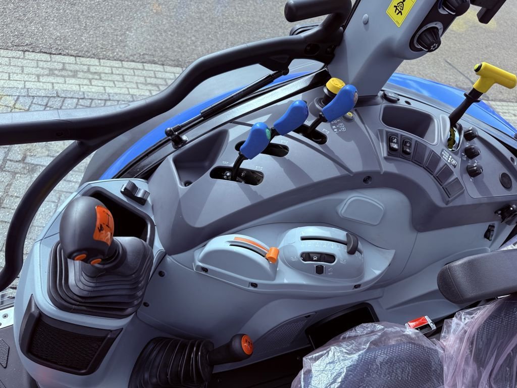 Traktor des Typs New Holland T5.120 Dual Command HILO, Neumaschine in BOEKEL (Bild 8)