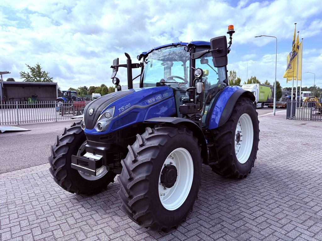 Traktor des Typs New Holland T5.120 Dual Command HILO, Neumaschine in BOEKEL (Bild 1)