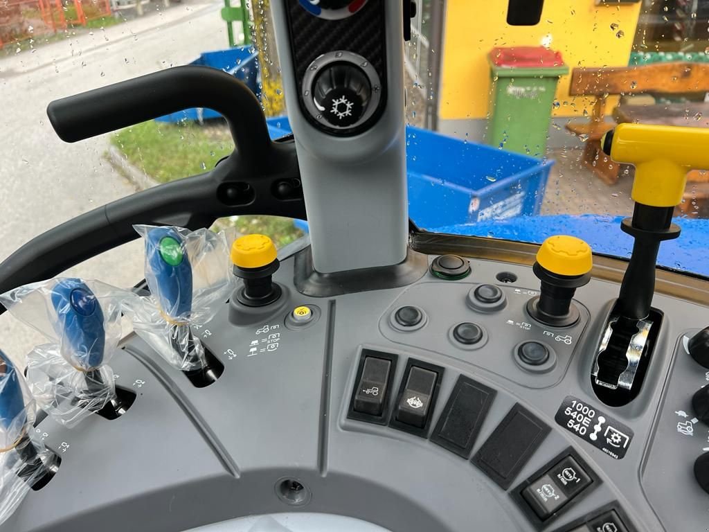 Traktor of the type New Holland T5.120 Dual Command, Neumaschine in Burgkirchen (Picture 10)