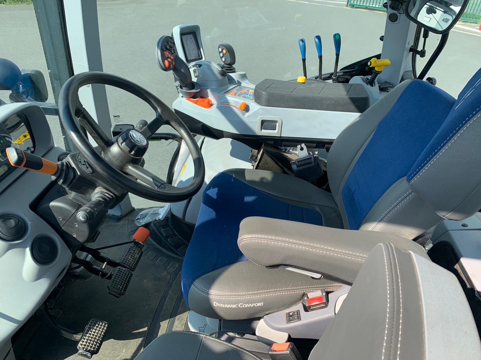 Traktor типа New Holland T5.120 DYNAMIC COMMAND, Gebrauchtmaschine в TREMEUR (Фотография 5)