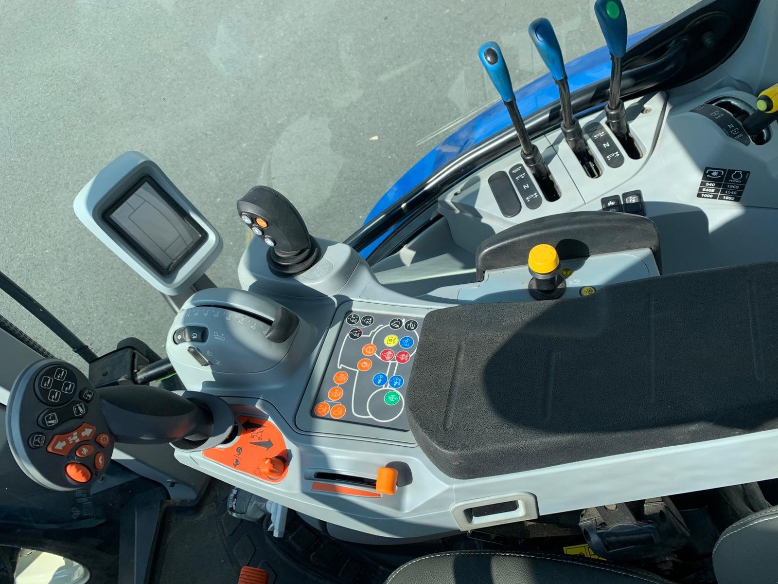 Traktor типа New Holland T5.120 DYNAMIC COMMAND, Gebrauchtmaschine в TREMEUR (Фотография 9)