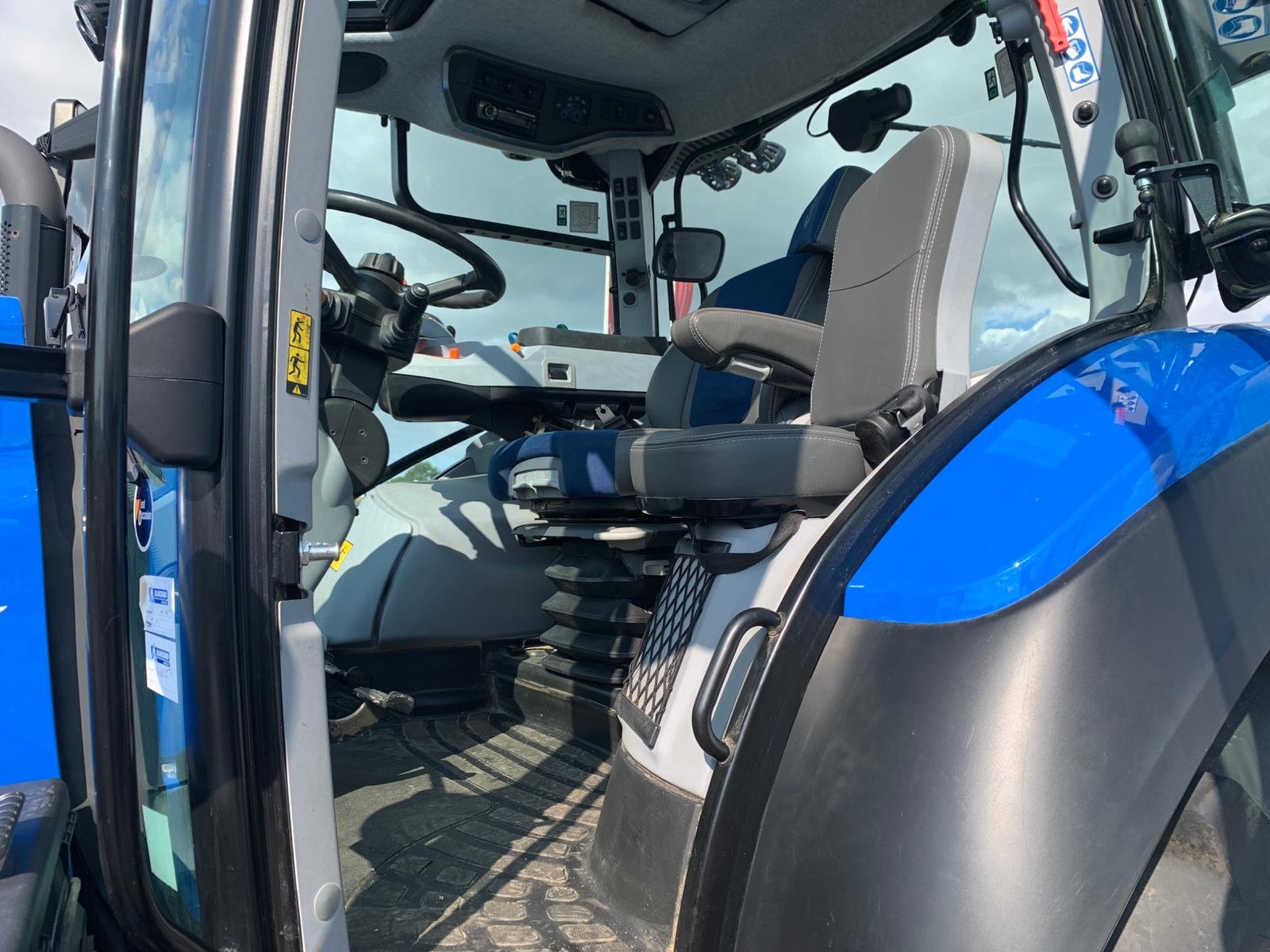 Traktor типа New Holland T5.120 DYNAMIC COMMAND, Gebrauchtmaschine в TREMEUR (Фотография 7)