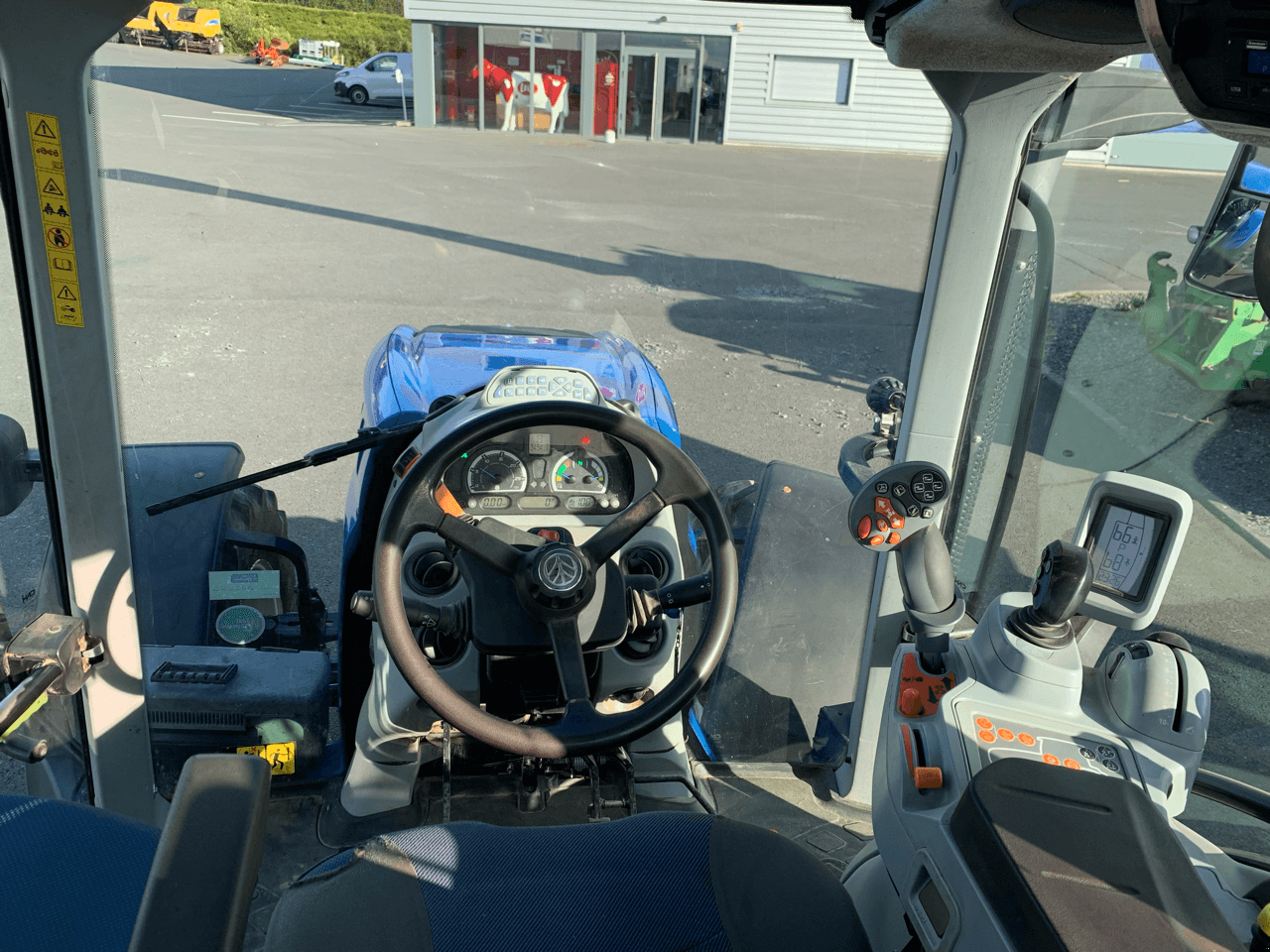 Traktor Türe ait New Holland T5.120 DYNAMIC COMMAND, Gebrauchtmaschine içinde CONDE SUR VIRE (resim 7)