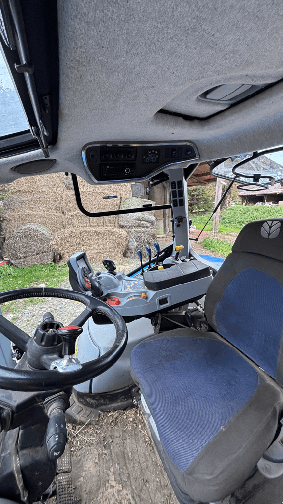 Traktor типа New Holland T5.120 DYNAMIC COMMAND, Gebrauchtmaschine в CONDE SUR VIRE (Фотография 4)