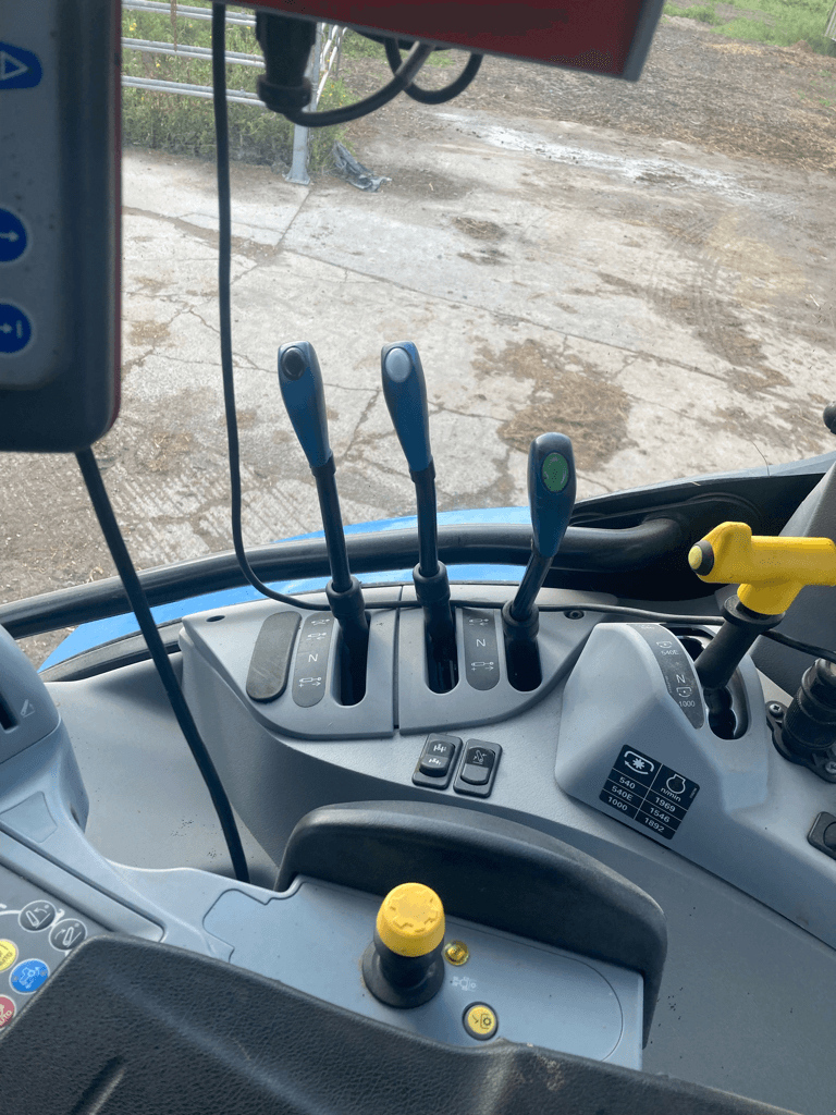 Traktor del tipo New Holland T5.120 DYNAMIC COMMAND, Gebrauchtmaschine In CONDE SUR VIRE (Immagine 4)