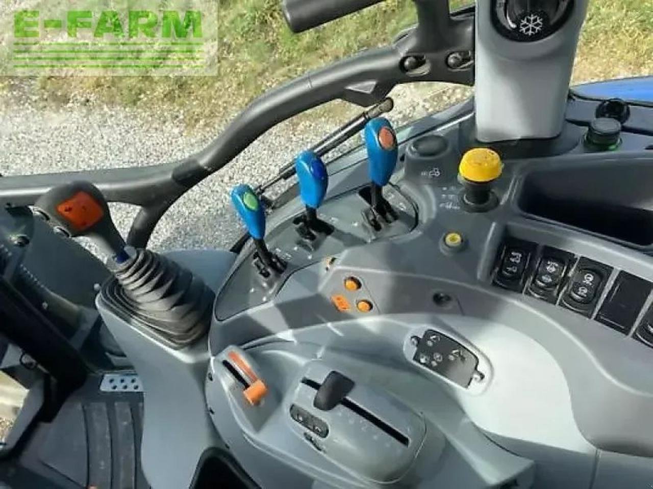 Traktor от тип New Holland t5.120 electro command, Gebrauchtmaschine в MARLENHEIM (Снимка 11)