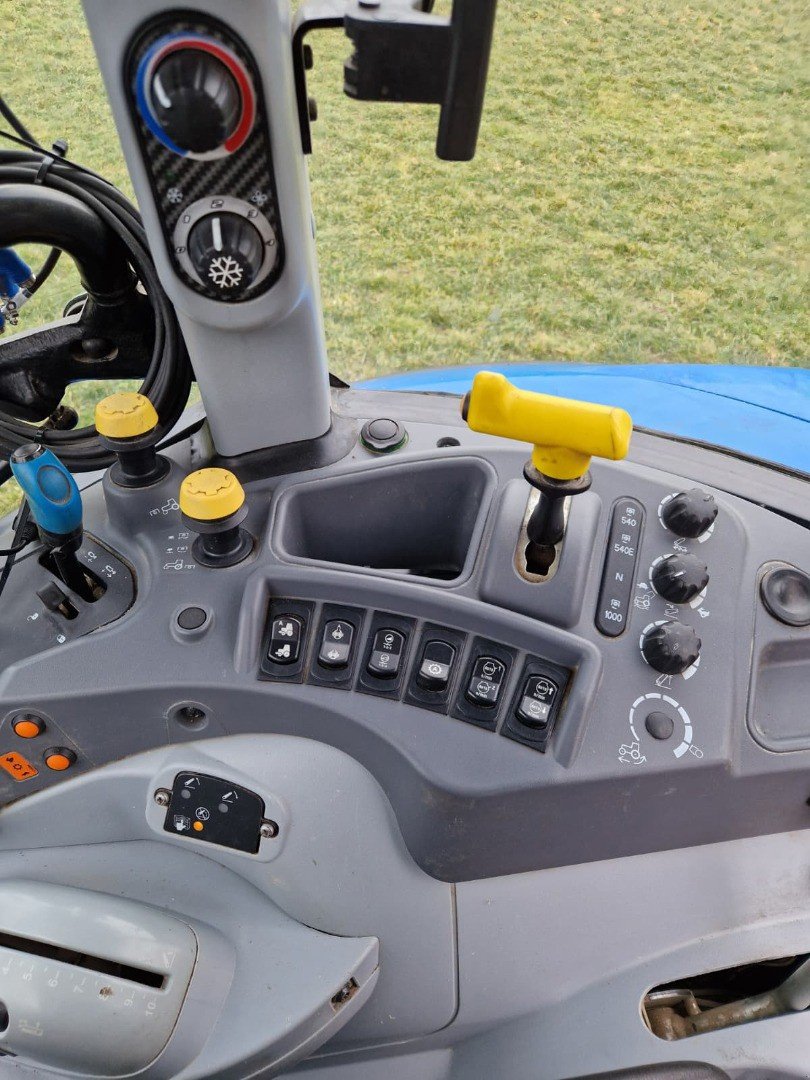 Traktor du type New Holland T5.120 Electro Command, Gebrauchtmaschine en Schaffhausen (Photo 9)