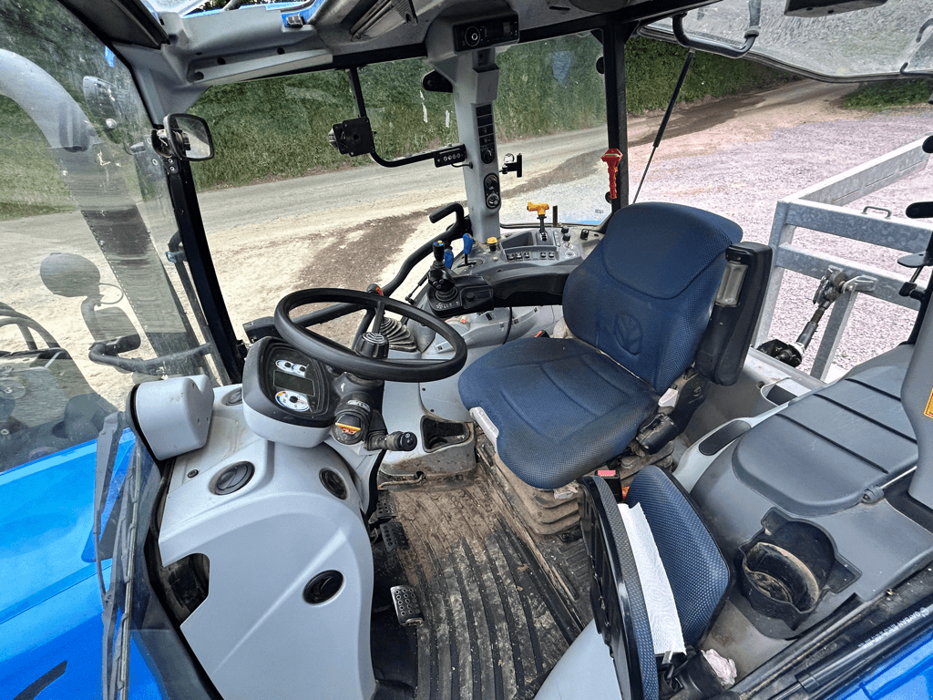 Traktor of the type New Holland T5.120 EVOLUTION, Gebrauchtmaschine in CONDE SUR VIRE (Picture 2)